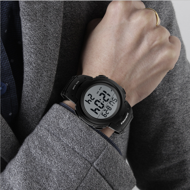 Férfi sport 50 méterig vízálló digitális divatos karóra