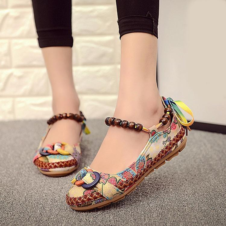 Alkalmi lapos cipő, kézileg gyöngyözött bokaszíjas papucscipő, retró népviseleti hímzett cipő