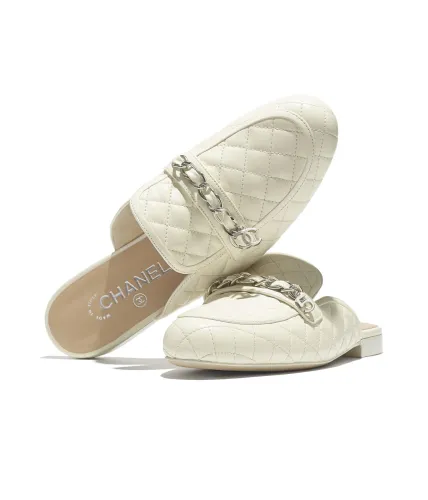CHANEL - Loose shoes
