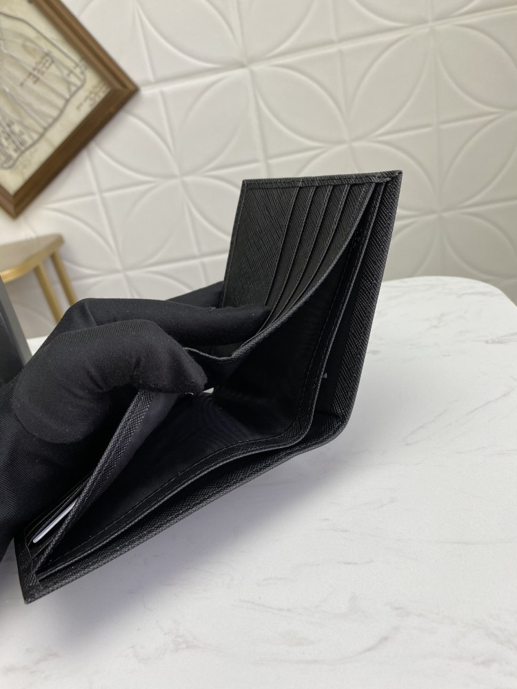 Prada (パラダ)  財布 新商品の公式サイト