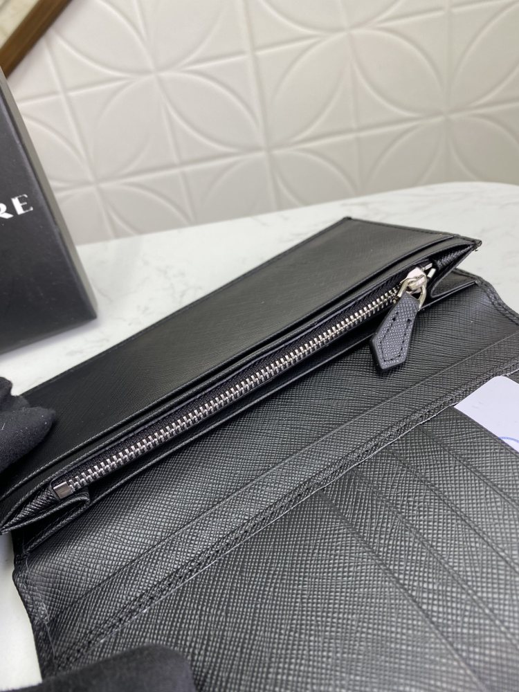 Prada (パラダ)  財布 新商品の公式サイト