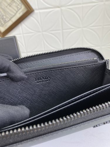 Prada (パラダ)  財布 新商品の公式サイト