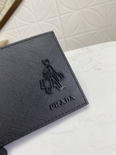 Prada (パラダ)  財布 新商品の公式サイト