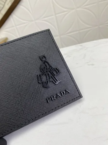 Prada (パラダ)  財布 新商品の公式サイト