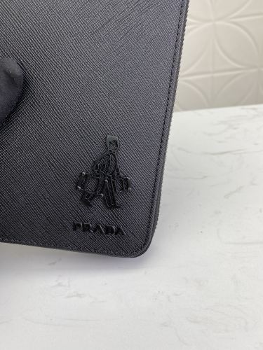 Prada (パラダ)  財布 新商品の公式サイト