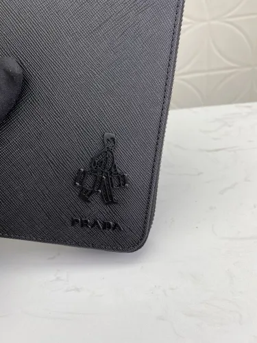 Prada (パラダ)  財布 新商品の公式サイト