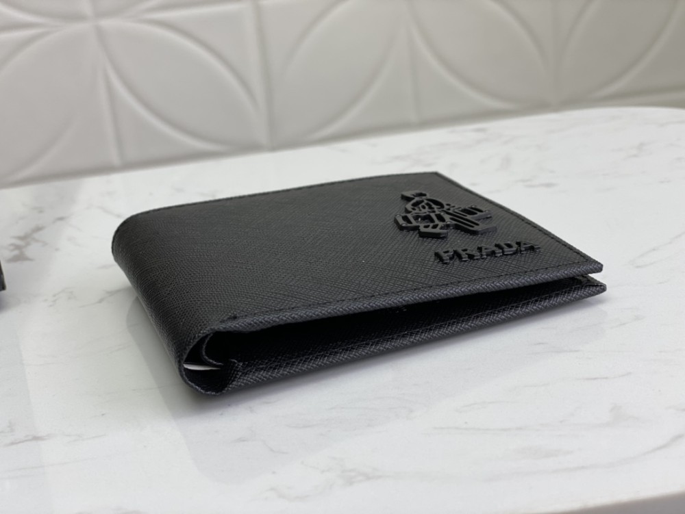 Prada (パラダ)  財布 新商品の公式サイト