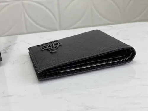 Prada (パラダ)  財布 新商品の公式サイト