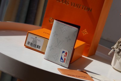 LV & NBA MULTIPLE 財布 新品