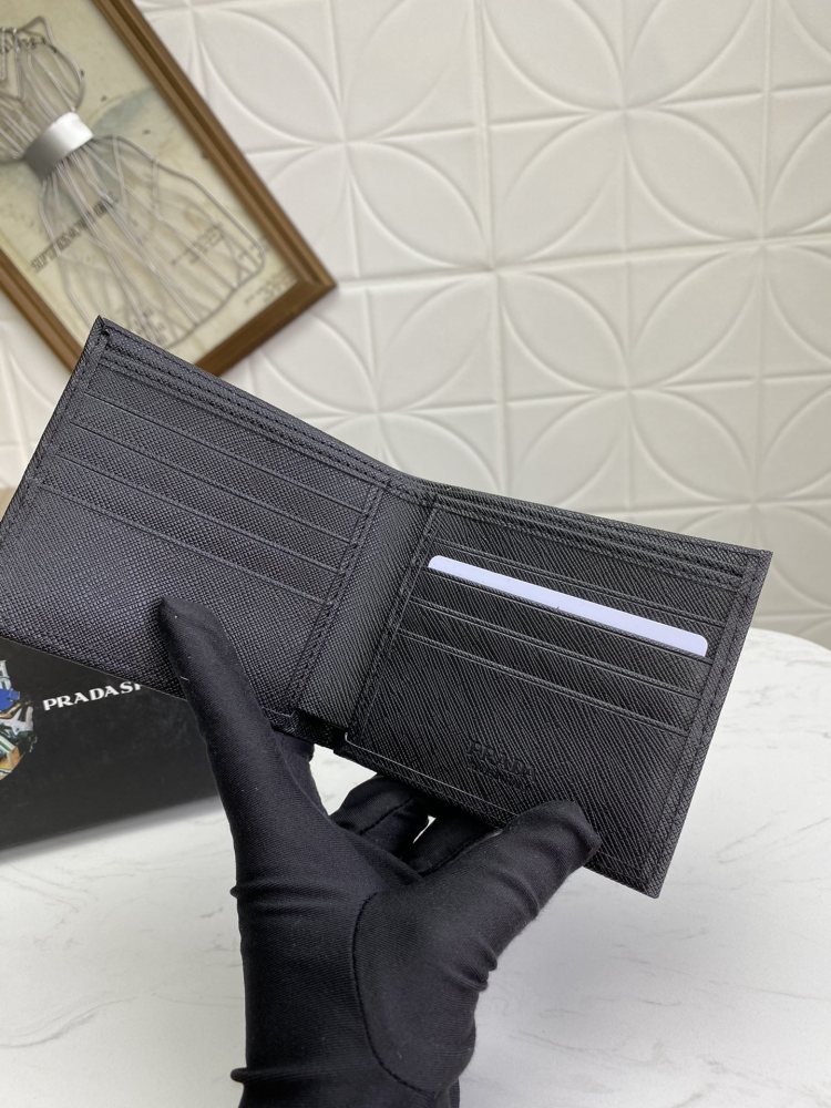 Prada (パラダ)  財布 新商品の公式サイト