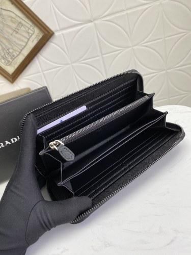 Prada (パラダ)  財布 新商品の公式サイト