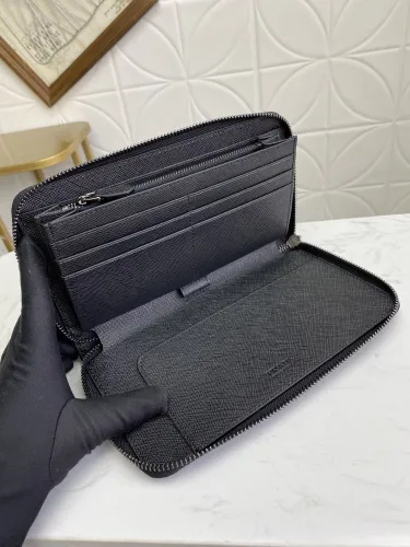 Prada (パラダ)  財布 新商品の公式サイト