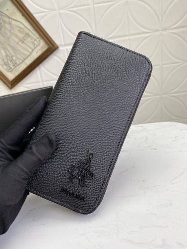 Prada (パラダ)  財布 新商品の公式サイト