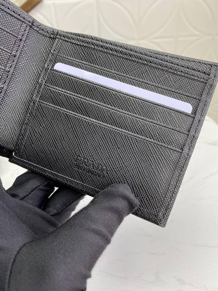 Prada (パラダ)  財布 新商品の公式サイト