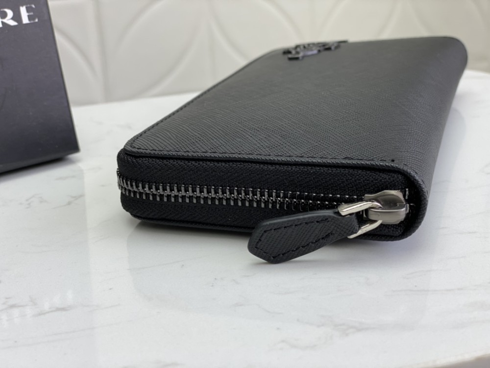 Prada (パラダ)  財布 新商品の公式サイト