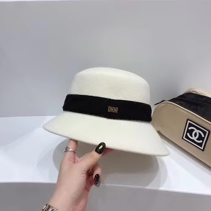 20冬季最新专柜款-迪奥Dior20秋冬新款羊毛礼帽，羊毛材质，妥妥的高级货！奢华气质款！超衬气质的一款帽子！