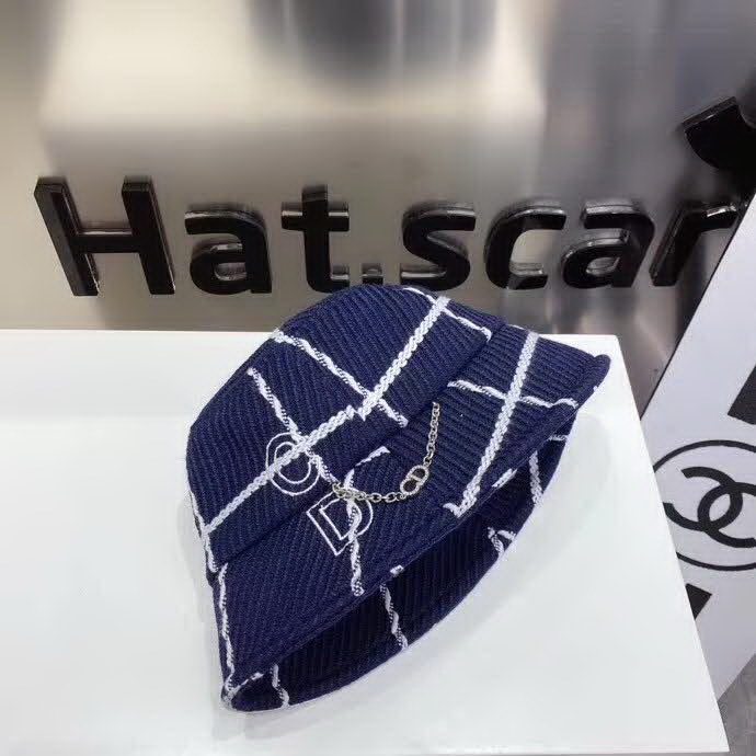 20冬季最新专柜款-Balenciaga新款粗呢大格纹桶帽渔夫帽，面料超厚实的一款，很有质感，简约风格设计，小心机CD链，简约而不简单！