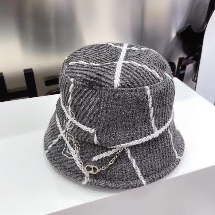 20冬季最新专柜款-Balenciaga新款粗呢大格纹桶帽渔夫帽，面料超厚实的一款，很有质感，简约风格设计，小心机CD链，简约而不简单！