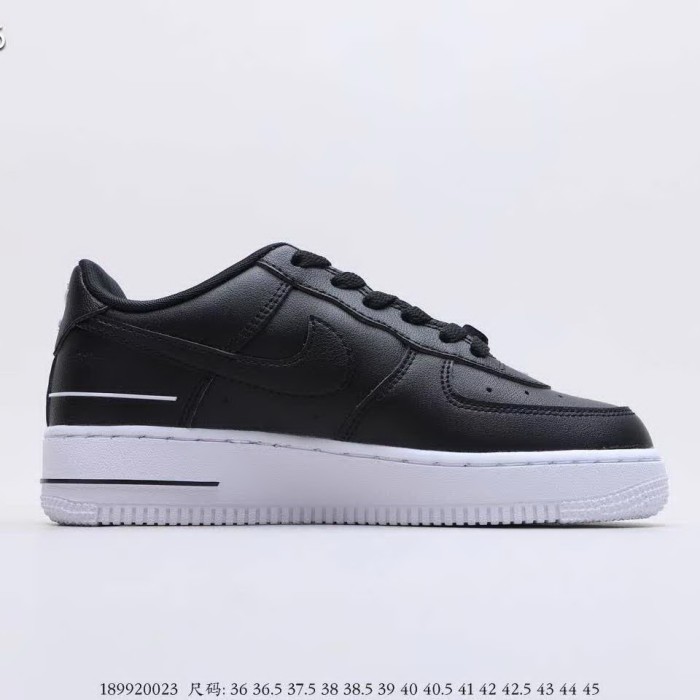 官网同步20秋季最新热销款-耐克/Nike Air Force 1 Low，空军一号百搭休闲运动板鞋，采用硬质平纹头层皮革鞋面材质，内置全掌air sole气垫，另类迭加设计首次出现