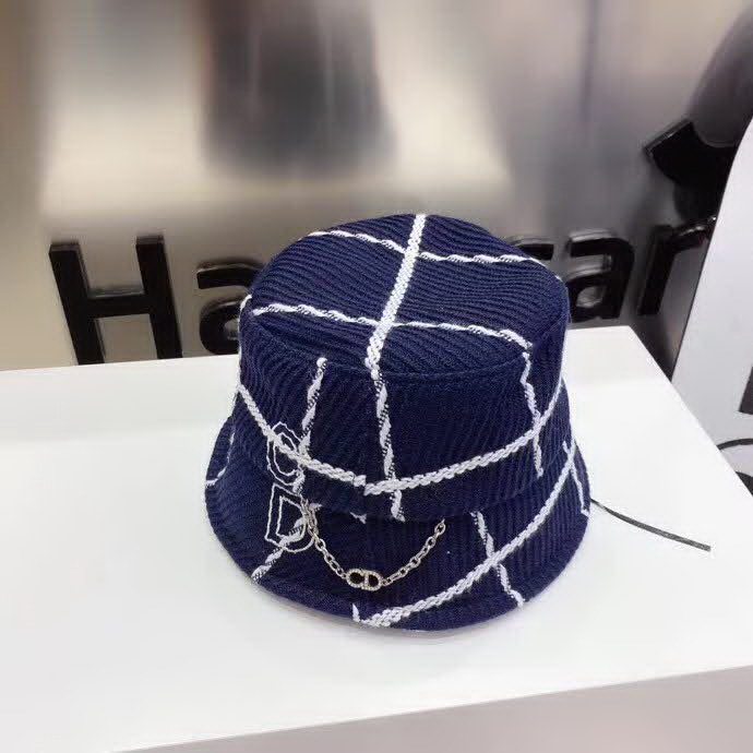 20冬季最新专柜款-Balenciaga新款粗呢大格纹桶帽渔夫帽，面料超厚实的一款，很有质感，简约风格设计，小心机CD链，简约而不简单！