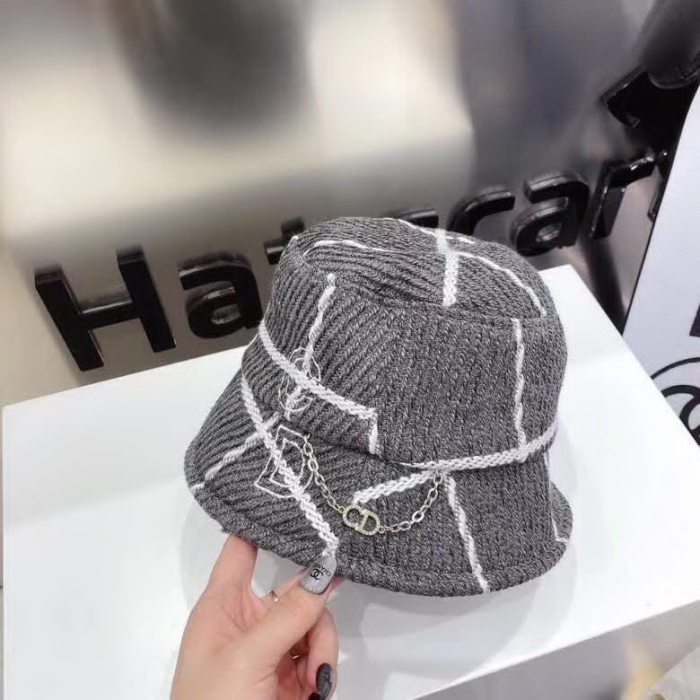 20冬季最新专柜款-Balenciaga新款粗呢大格纹桶帽渔夫帽，面料超厚实的一款，很有质感，简约风格设计，小心机CD链，简约而不简单！
