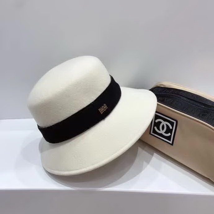 20冬季最新专柜款-迪奥Dior20秋冬新款羊毛礼帽，羊毛材质，妥妥的高级货！奢华气质款！超衬气质的一款帽子！
