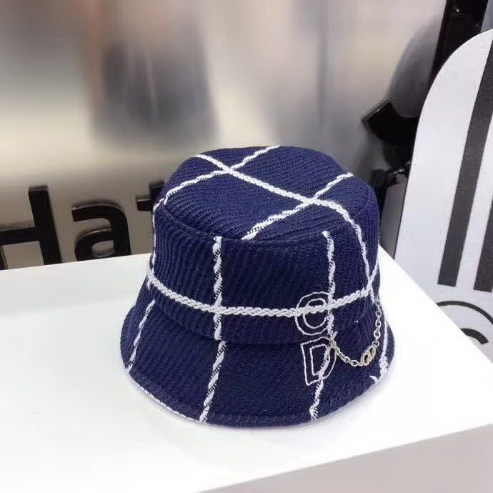 20冬季最新专柜款-Balenciaga新款粗呢大格纹桶帽渔夫帽，面料超厚实的一款，很有质感，简约风格设计，小心机CD链，简约而不简单！