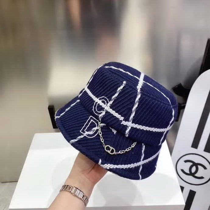 20冬季最新专柜款-Balenciaga新款粗呢大格纹桶帽渔夫帽，面料超厚实的一款，很有质感，简约风格设计，小心机CD链，简约而不简单！