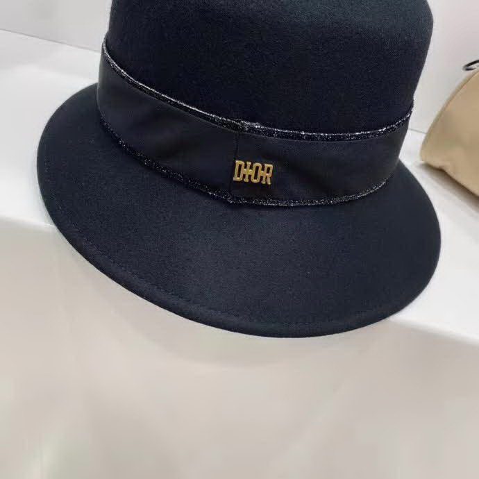 20冬季最新专柜款-迪奥Dior20秋冬新款羊毛礼帽，羊毛材质，妥妥的高级货！奢华气质款！超衬气质的一款帽子！