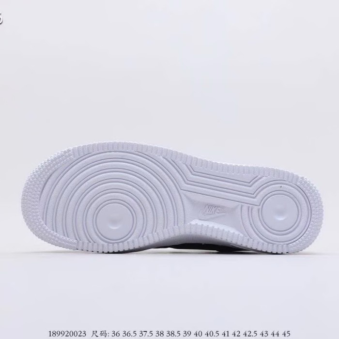 官网同步20秋季最新热销款-耐克/Nike Air Force 1 Low，空军一号百搭休闲运动板鞋，采用硬质平纹头层皮革鞋面材质，内置全掌air sole气垫，另类迭加设计首次出现