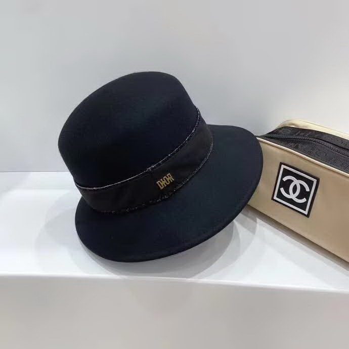 20冬季最新专柜款-迪奥Dior20秋冬新款羊毛礼帽，羊毛材质，妥妥的高级货！奢华气质款！超衬气质的一款帽子！