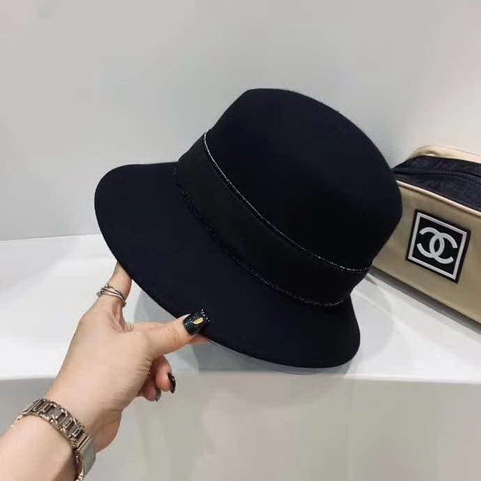 20冬季最新专柜款-迪奥Dior20秋冬新款羊毛礼帽，羊毛材质，妥妥的高级货！奢华气质款！超衬气质的一款帽子！