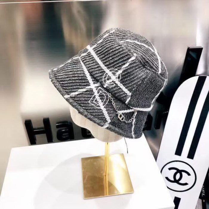 20冬季最新专柜款-Balenciaga新款粗呢大格纹桶帽渔夫帽，面料超厚实的一款，很有质感，简约风格设计，小心机CD链，简约而不简单！