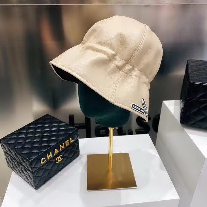 20冬季最新专柜款-Balenciaga新款抽绳皮革渔夫帽，牛皮纹路感超强，大头宝宝也可以放心入！巨遮脸的渔夫，街头风十足！仿牛皮皮革手感超好！时尚达人标配