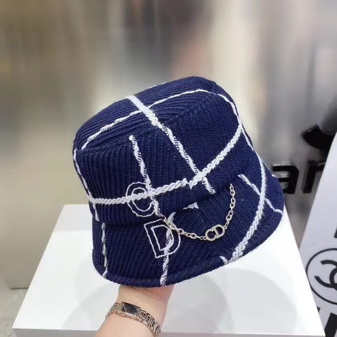 20冬季最新专柜款-Balenciaga新款粗呢大格纹桶帽渔夫帽，面料超厚实的一款，很有质感，简约风格设计，小心机CD链，简约而不简单！