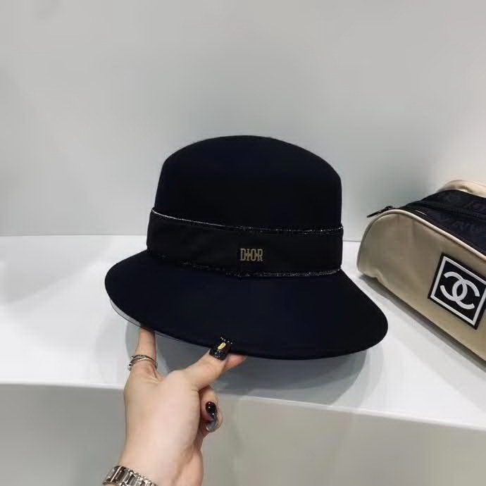 20冬季最新专柜款-迪奥Dior20秋冬新款羊毛礼帽，羊毛材质，妥妥的高级货！奢华气质款！超衬气质的一款帽子！