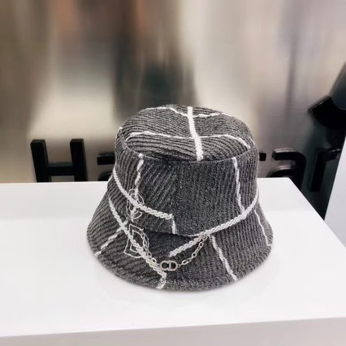 20冬季最新专柜款-Balenciaga新款粗呢大格纹桶帽渔夫帽，面料超厚实的一款，很有质感，简约风格设计，小心机CD链，简约而不简单！