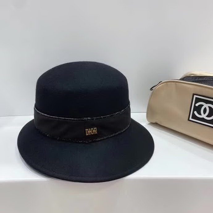 20冬季最新专柜款-迪奥Dior20秋冬新款羊毛礼帽，羊毛材质，妥妥的高级货！奢华气质款！超衬气质的一款帽子！