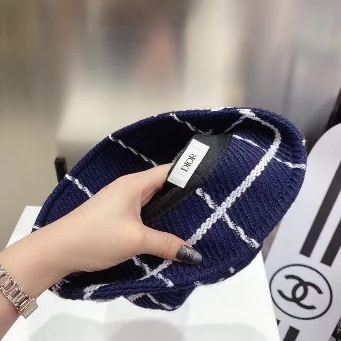 20冬季最新专柜款-Balenciaga新款粗呢大格纹桶帽渔夫帽，面料超厚实的一款，很有质感，简约风格设计，小心机CD链，简约而不简单！