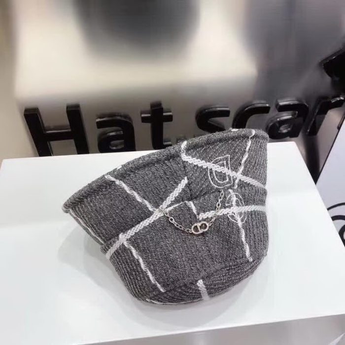 20冬季最新专柜款-Balenciaga新款粗呢大格纹桶帽渔夫帽，面料超厚实的一款，很有质感，简约风格设计，小心机CD链，简约而不简单！