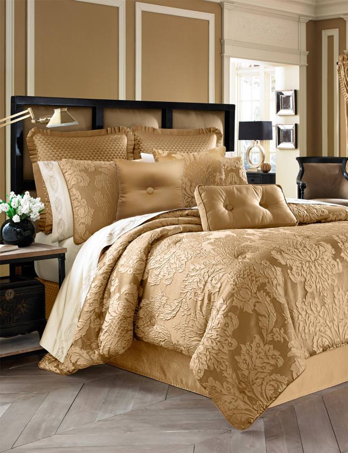 BBB24474923 Five Queens Court Colonial 4 Piece Comforter Set; California King