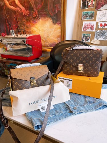 LOUIS VUITTON  LB8912005020108  size: 25x19cm