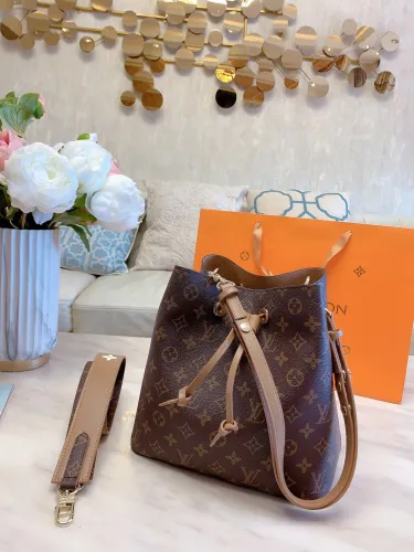 LOUIS VUITTON  LB0812005030073  size: 26x22x27cm