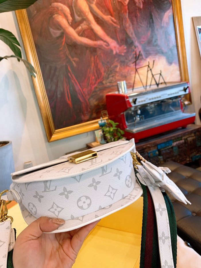 LOUIS VUITTON  LB5412005020120  size: 22cm
