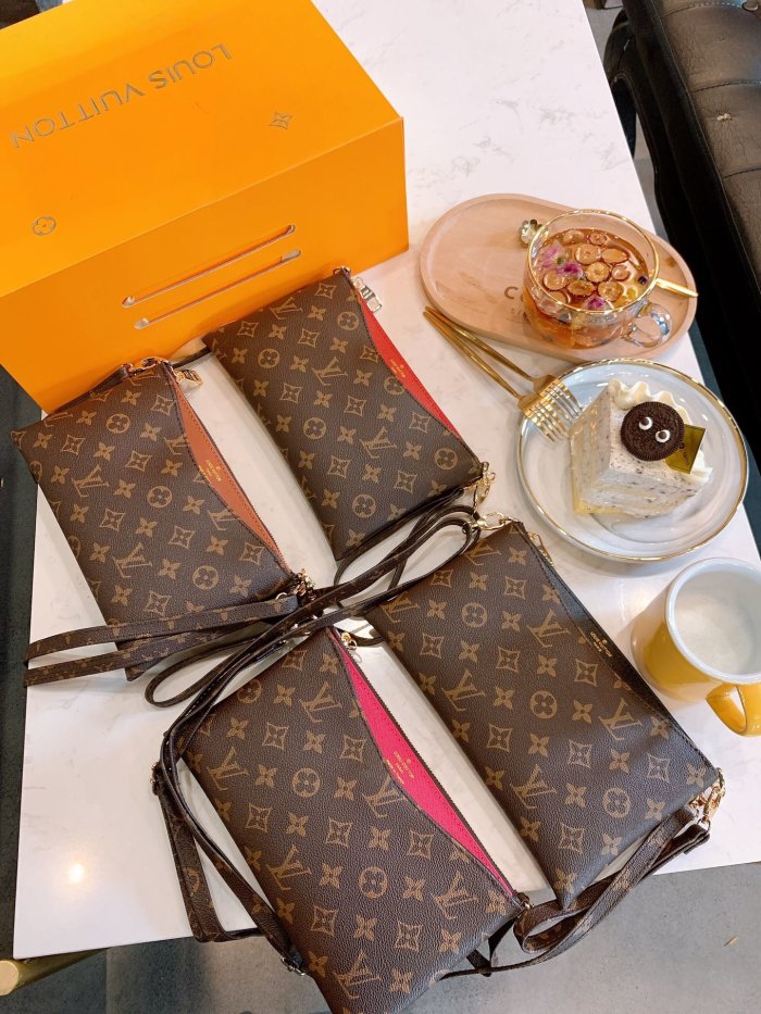 LOUIS VUITTON  LB0012005020107  size: 20cm
