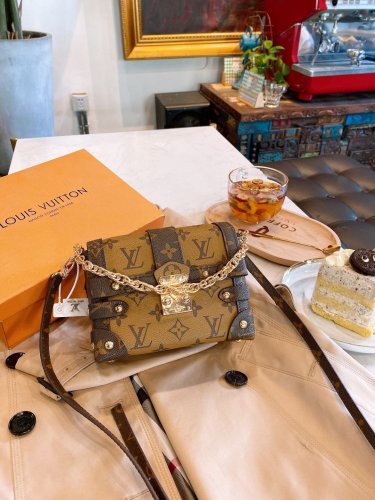 LOUIS VUITTON  LB0612005020103  size: 17x12cm