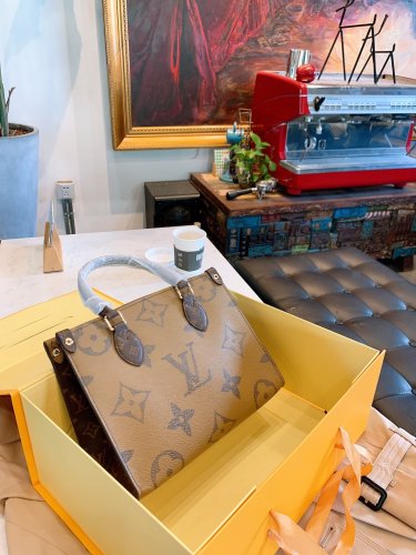 LOUIS VUITTON  LB5512005020125  size: 34cm/27cm