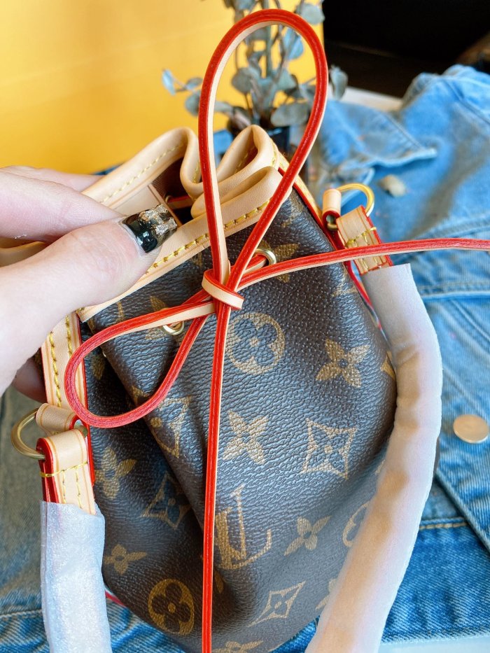 LOUIS VUITTON  LB582005020114  size: 15x17cm