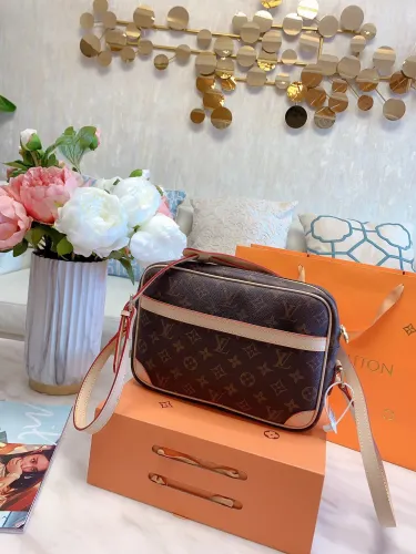 LOUIS VUITTON  LB5712005030099  size: 25x20cm