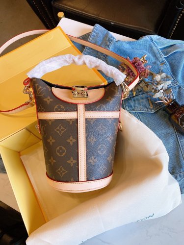LOUIS VUITTON  LB5912005020109  size: 22x15x20cm